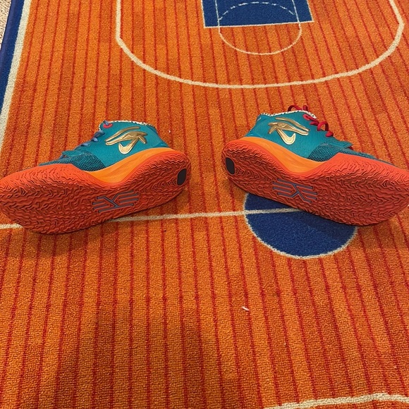 Kyrie Irving Basketball Tennis - Picture 4 of 7